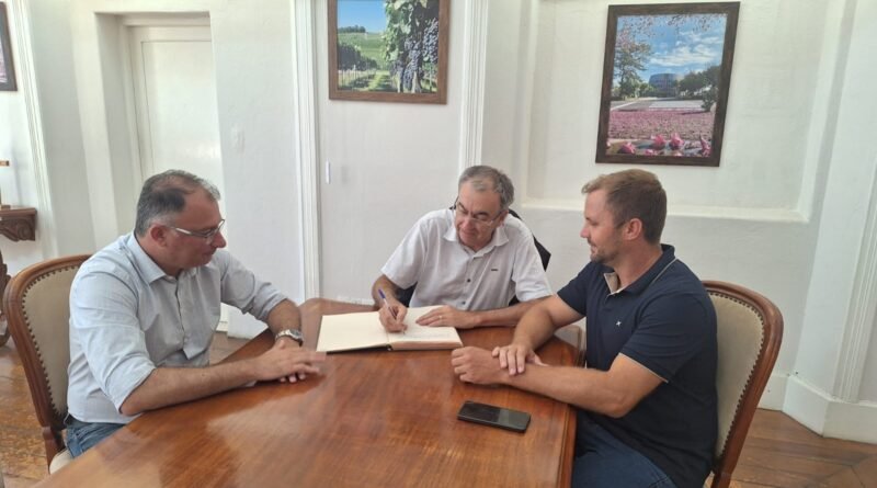 Anderson Zanella é empossado prefeito interino de Bento Gonçalves e Thiago Fabris assume a presidência da Câmara