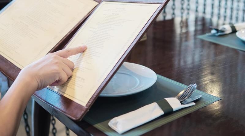 Após veto em SP, proposta de cardápio físico avança para se tornar lei nacional