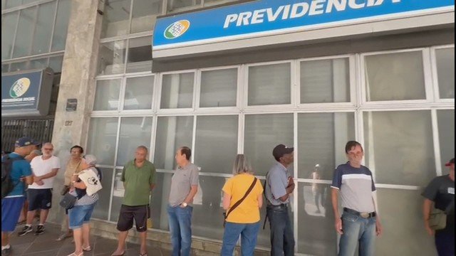 Aposentados formam fila em Porto Alegre após anúncio de mutirão do INSS, mas única agência disponível está a 400 km de distância
