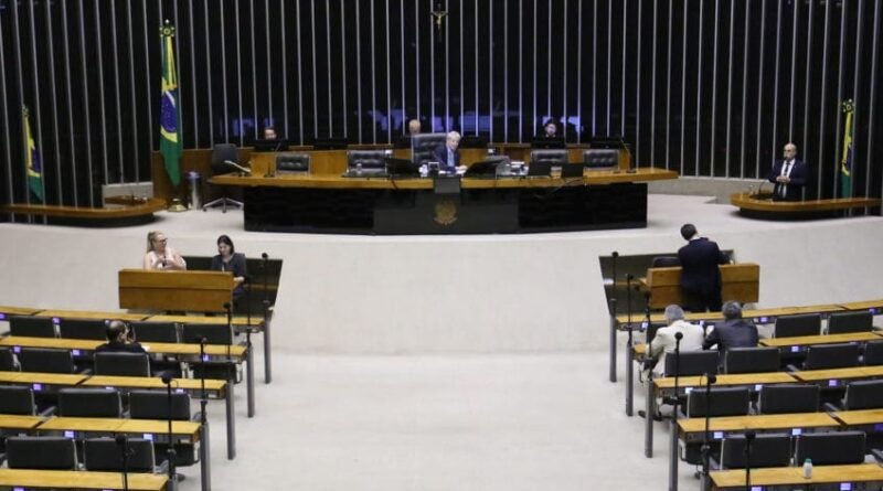 Câmara realiza concurso com salário de R$ 21.328