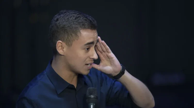 Caminhada de Nikolas conta com segurança policial e suporte de assessora com pomada e Gatorade