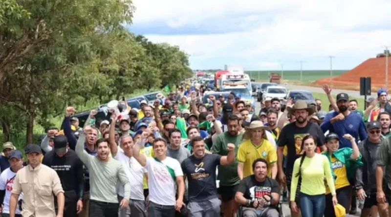 Caminhada de Nikolas reúne selfies e atrai políticos em busca de visibilidade