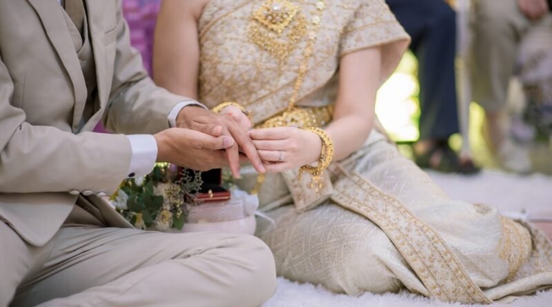 Candidato tailandês propõe legalização do casamento entre uma mulher e quatro homens