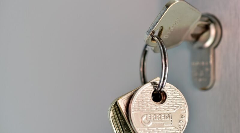 Chaveiros alertam que deixar chave na fechadura ao trancar compromete a segurança da casa