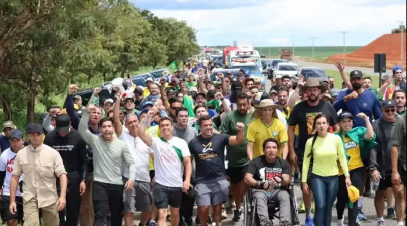 Direita utiliza versículos bíblicos em resposta à esquerda sobre incidente com Nikolas