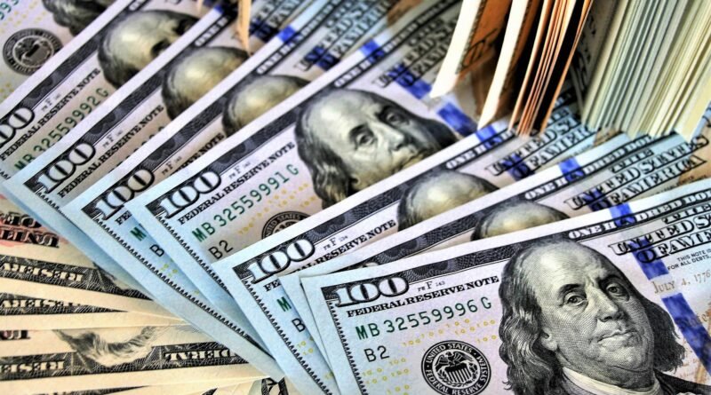 Dólar atinge menor valor em 20 meses ao cair para R$ 5,20