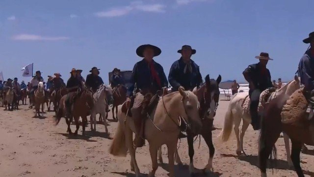Evento tradicionalista de cavalgada e acampamento celebra 40 anos nas praias do Rio Grande do Sul