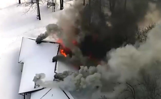 Incêndio Devastador: Casa Coberta de Neve em Chamas nos EUA