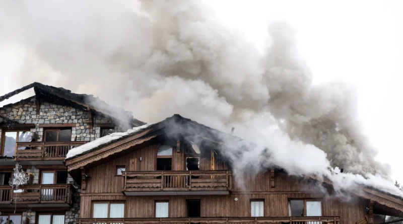 Incêndio em hotel de luxo nos Alpes franceses leva à evacuação de 300 pessoas