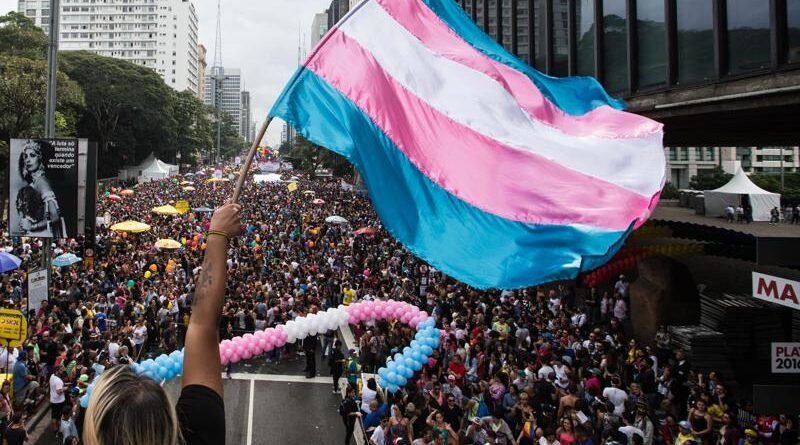 Justiça ordena que X reestabeleça proteção a pessoas trans