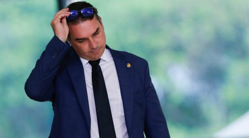 Pesquisa aponta Flávio Bolsonaro à frente de Lula sem registro no TSE