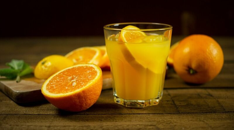 Pesquisa revela que suco de laranja é menos nutritivo que a fruta e pode aumentar risco de diabetes