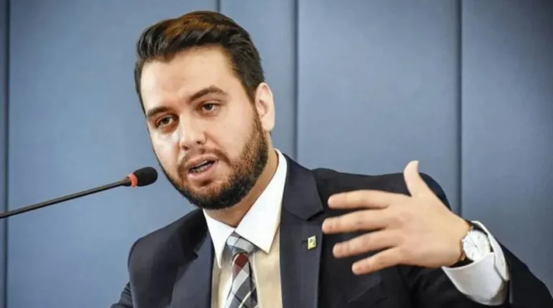 PGR solicita a permanência de Filipe Martins na prisão por acesso a rede social