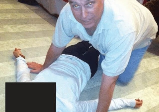 Príncipe Andrew aparece em fotos com mulher em caso Epstein