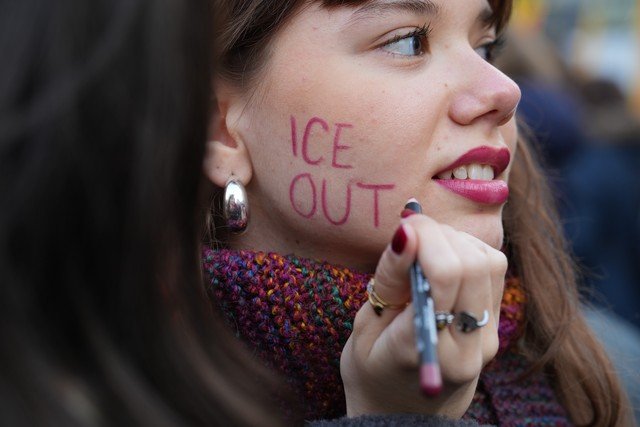Protesto em Milão: Manifestantes Rejeitam Presença do ICE nas Olimpíadas de Inverno