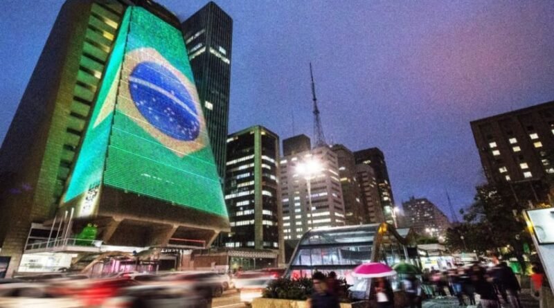 Skaff retoma presidência da Fiesp e determina instalação de bandeira do Brasil na sede