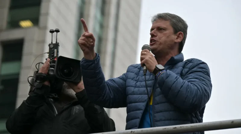 Tarcísio se compromete a trabalhar em apoio a Flávio após crise com a clã Bolsonaro