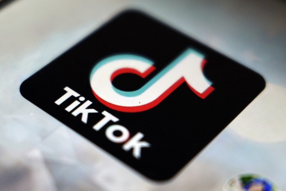 Logo do aplicativo Tiktok aparece sobre tela de um celular