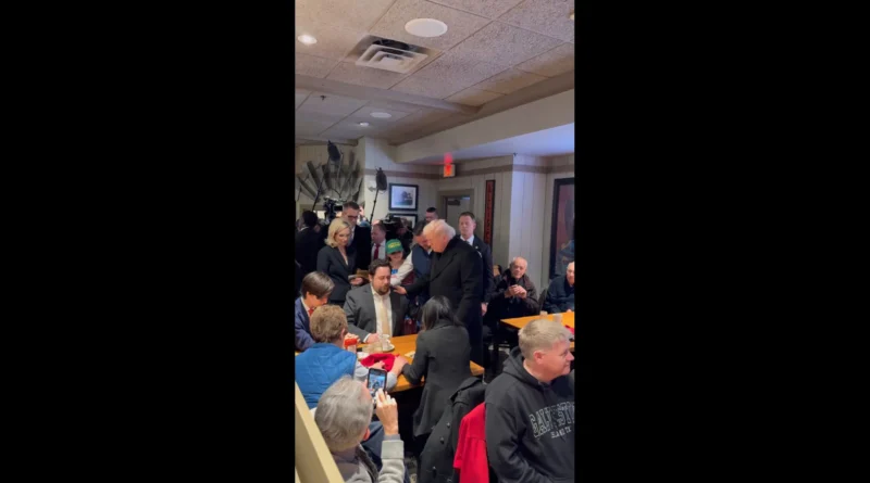Trump é abordado por cidadão em restaurante que oferece oração durante visita