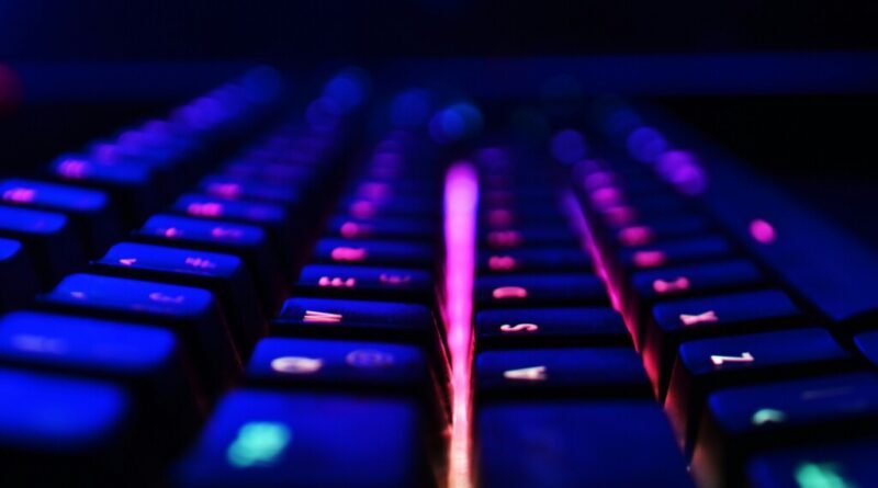 A origem do layout QWERTY e sua popularidade global