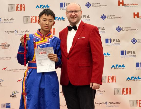 Adolescente de 14 anos desenvolve solução inovadora para gerar água no deserto