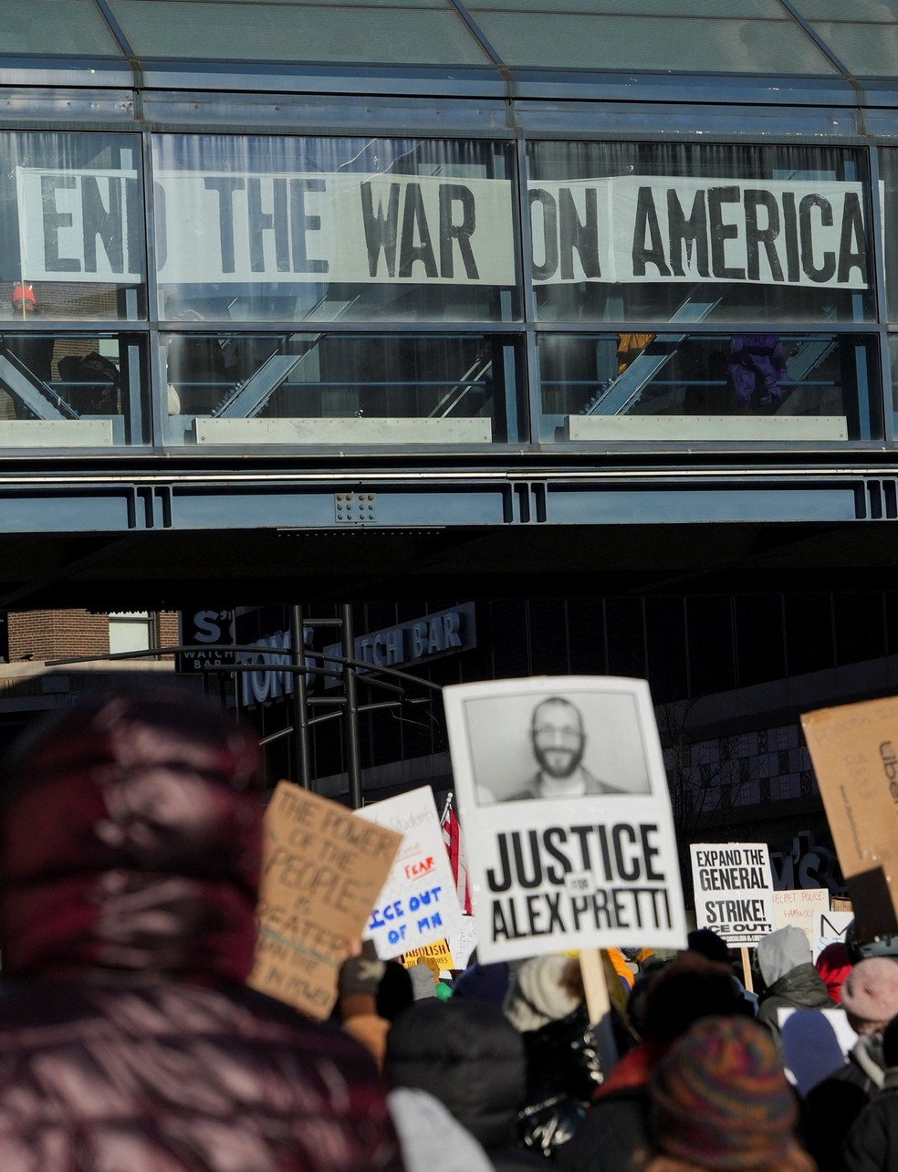 Manifestantes no protesto 'ICE Out' (Fora ICE) em Minneapolis, em 30 de janeiro.