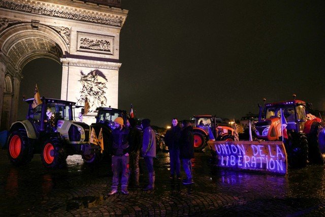 Agricultores franceses interditam ruas de Paris em protesto contra acordo da União Europeia com o Mercosul