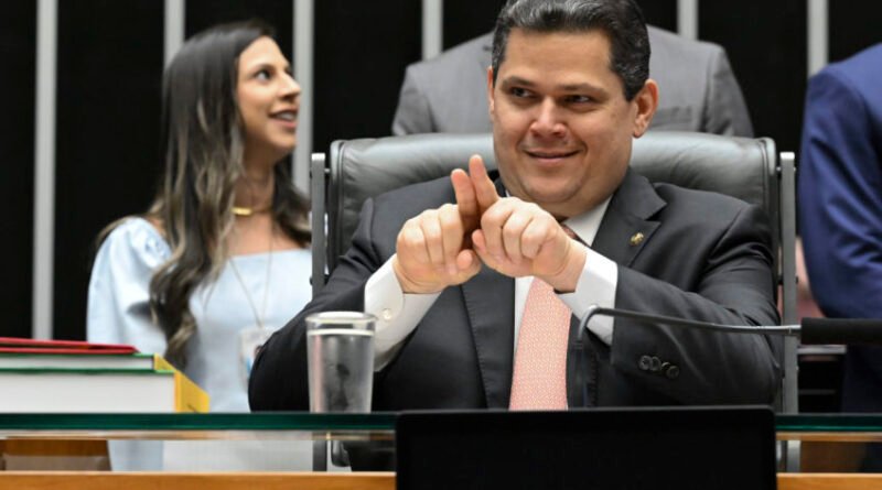 Alcolumbre ressalta importância da soberania do Legislativo e clama por harmonia entre os Poderes