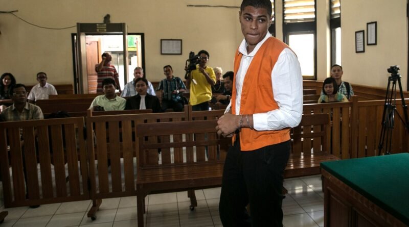 Americano que assassinou sogra e ocultou corpo em mala é deportado de Bali