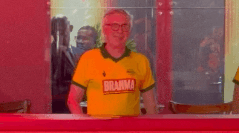 Ancelotti aproveita carnaval na Bahia e atende pedido de fãs para convocar Neymar