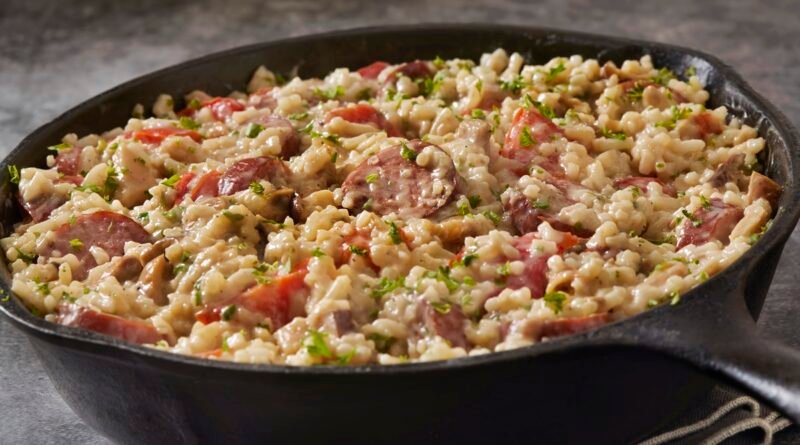 Arroz cremoso com linguiça é a opção ideal para um jantar prático que utiliza apenas uma panela