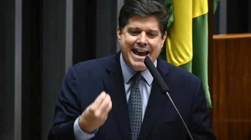 Baleia Rossi demonstra apoio a Tarcísio em meio à busca de Lula por apoio do MDB