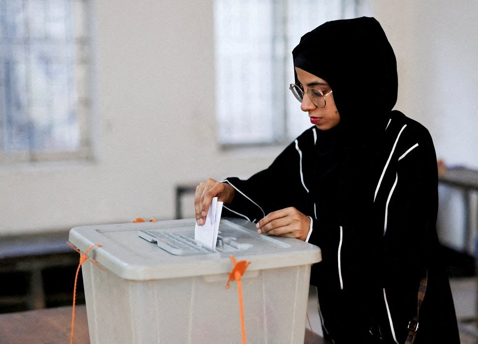 Mulher vota em eleições de Bangladesh, em 12 de fevereiro de 2026