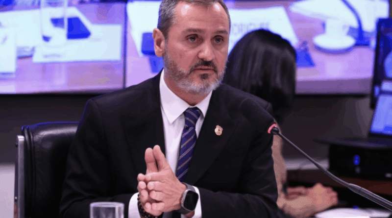 Caso Master progrediu graças à coragem de Galípolo, afirma diretor da PF