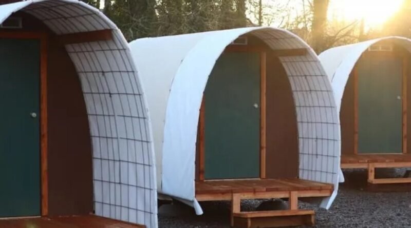 Cidade implementa construção rápida de cabanas acessíveis para apoiar população em situação de rua