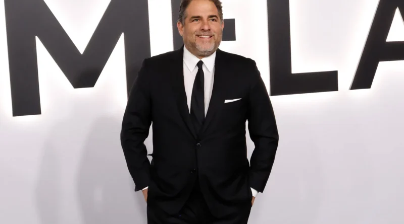 Diretor do documentário Melania é flagrado em novas fotografias com Epstein