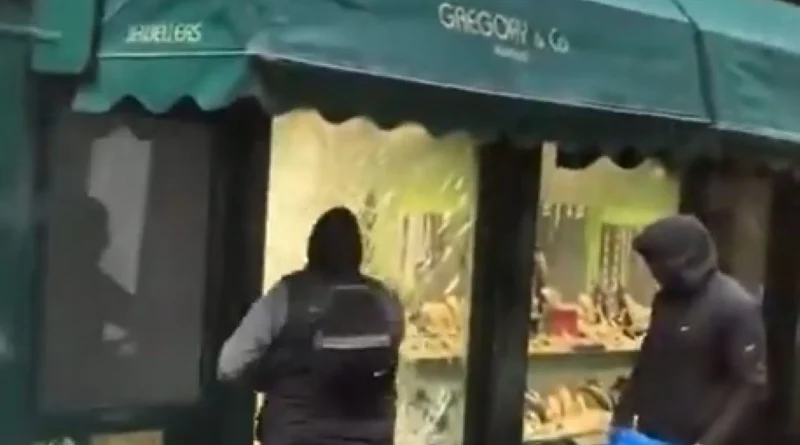 Dois homens realizam assalto a joalheria em Londres durante o dia