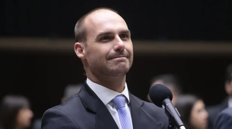 Eduardo Bolsonaro busca apoio internacional para fortalecer Flávio após derrotas eleitorais