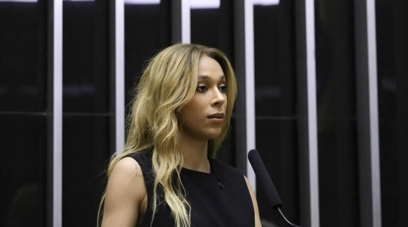 Erika Hilton sugere incentivos educacionais para a população trans