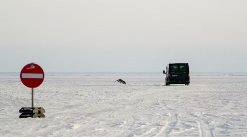 Estrada de gelo sobre o mar aberto é considerada a mais impressionante da Europa