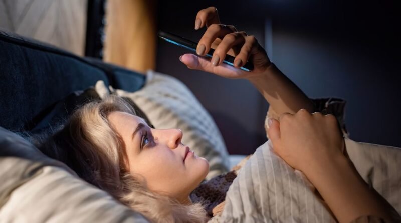 Estudo revela impacto do tempo de tela no sono e opiniões de especialistas