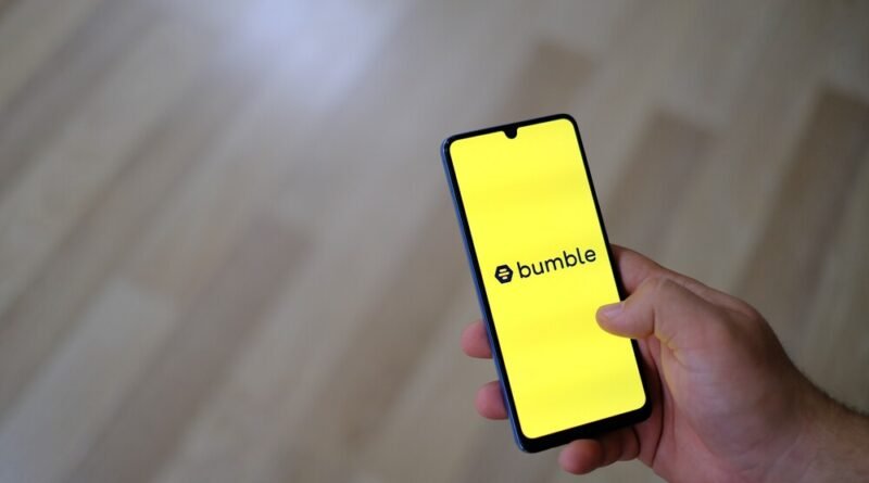 Ex-funcionária do Tinder lança aplicativo rival e se torna bilionária