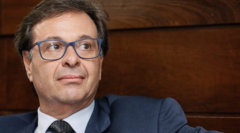 Ex-ministro de Bolsonaro divulga vídeo em que distribui adesivos de Flávio