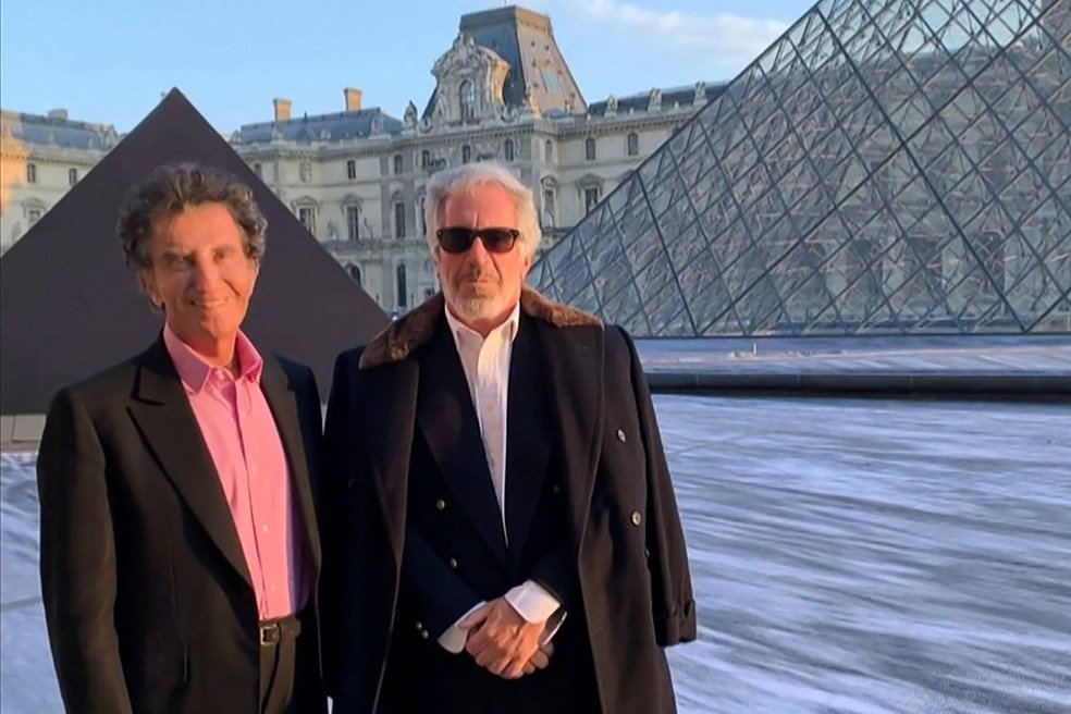 Jack Lang, ex-ministro da Cultura francês, posando com Jeffrey Epstein na pirâmide do Louvre, em Paris.