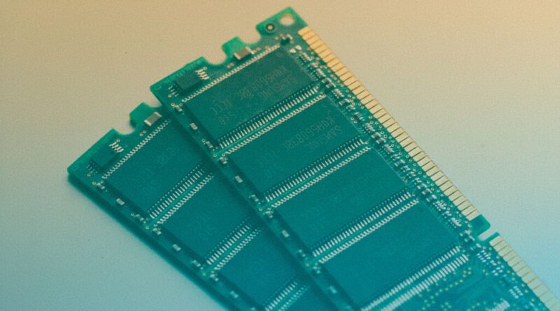 Fabricantes de RAM adotam estratégias para conter acúmulo de chips por compradores como OpenAI antes da construção de centros de dados