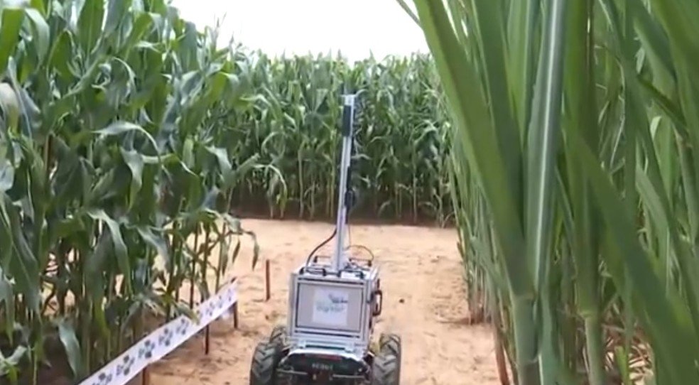 Robô da Embrapa em fase de testes durante a feira