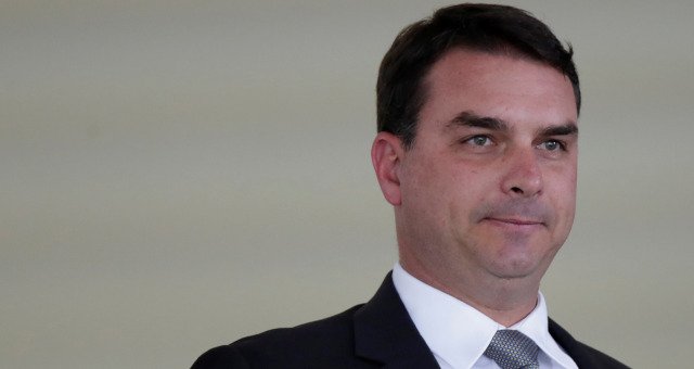 Flávio Bolsonaro inicia coleta de assinaturas para PEC que proíbe reeleição presidencial