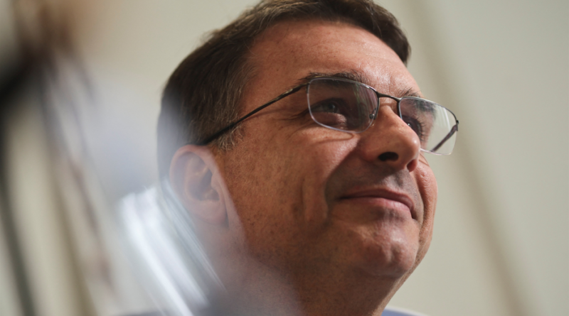 Flávio Bolsonaro se aproxima de Lula no segundo turno enquanto desaprovação do presidente supera 50% segundo Meio/Ideia