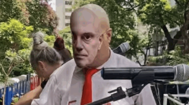 Foliões de bloco em BH fazem ironia a Moraes com grito de protesto