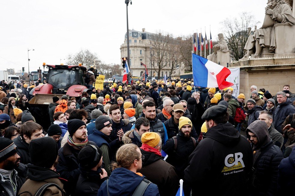 Agricultores franceses protestam em frente à Assembleia Nacional contra o acordo UE-Mercosul